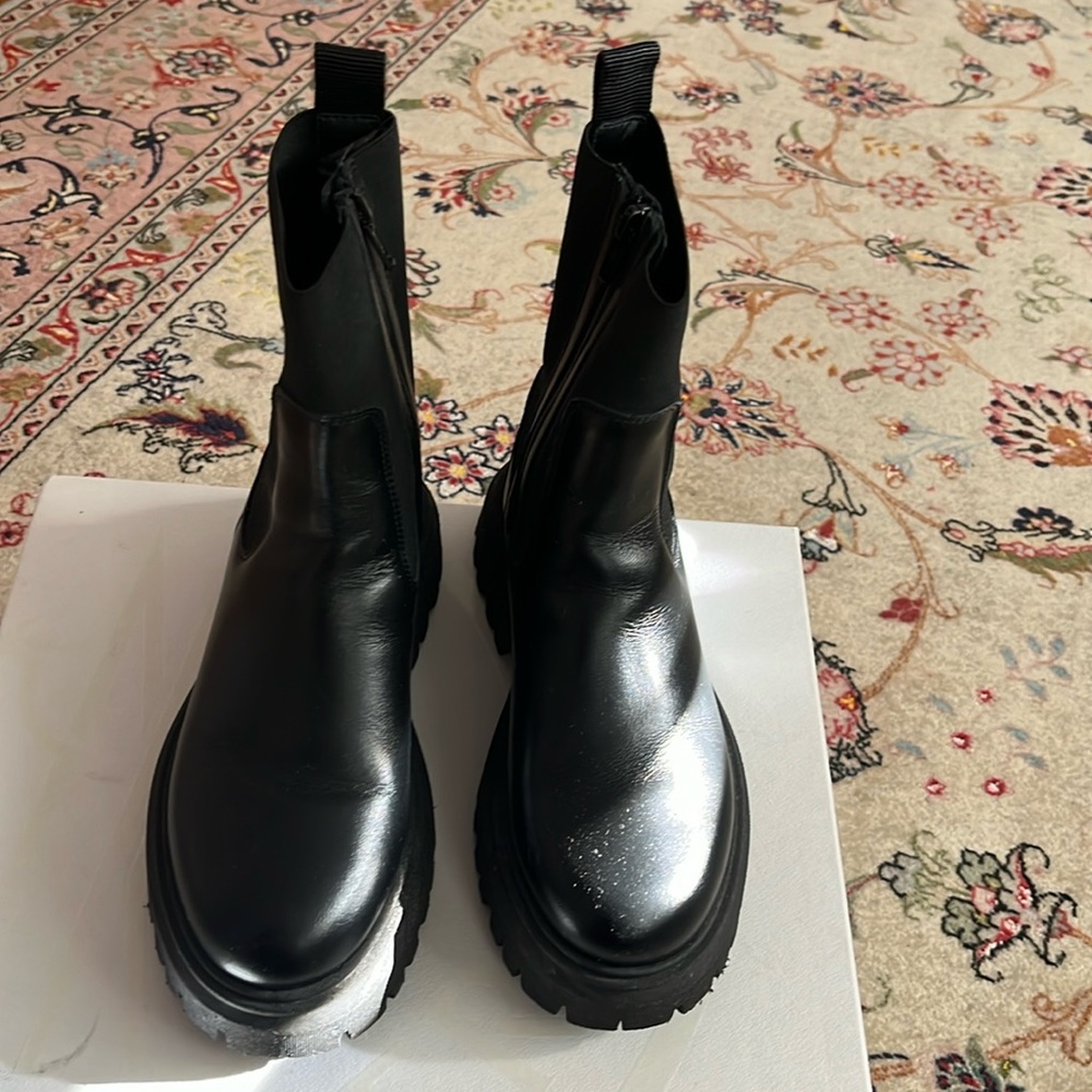 Moncler leather boots. Petit Neue Chelsea